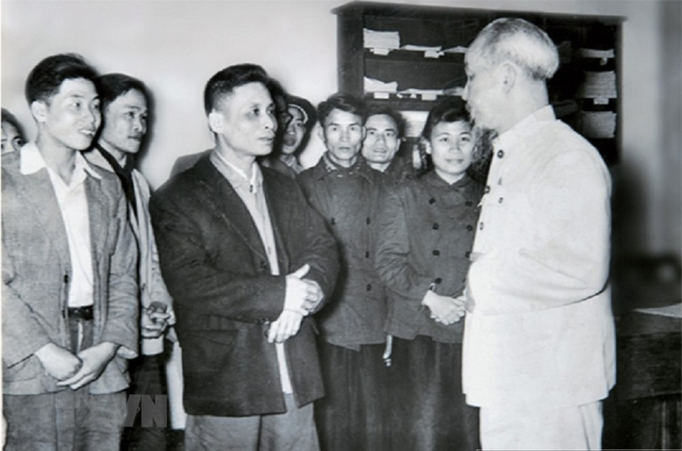 Presidente Ho Chi Minh visitó a periodistas del periódico Nhan Dan (Pueblo), órgano oficial del Partido Comunista de Vietnam, en 1957. (Foto: Archivo/VNA)