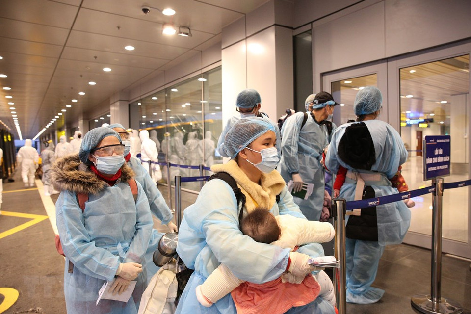Viajeros vietnamitas realizaron trámites de ingreso en el Aeropuerto Van Don (Foto: VNA)