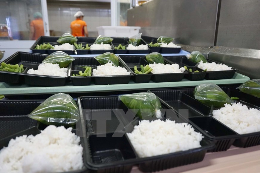 El personal de Saigon Co.op prepara las comidas que cumplen los requisitos de nutrición e higiene alimentaria (Foto: VNA)