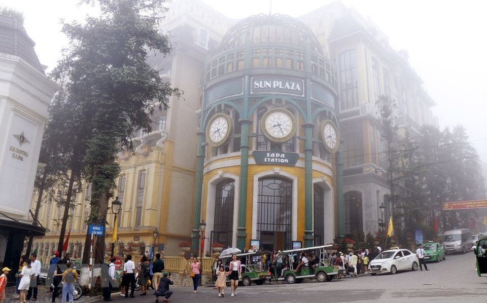 Turistas hacen colas para viajar en el teleférico al conquistar el pico Fansipan, conocido como el techo de Indochino en Sapa (Foto: VNA)
