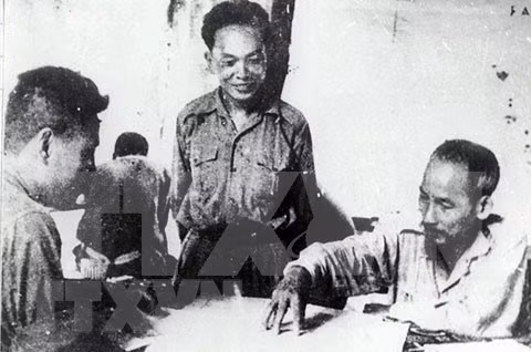 El Presidente Ho Chi Minh y el general Vo Nguyen Giap estudiaron el plan operativo para la campaña fronteriza Otoño-Invierno en 1950 (Foto: VNA)