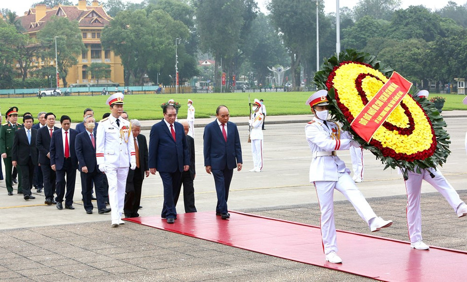 Dirigentes del Partido y Estado de Vietnam rindieron el 30 de abril un homenaje póstumo al presidente Ho Chi Minh en el Mausoleo dedicado al líder de la revolución vietnamita, con motivo del 45 aniversario del Día de la Reunificación Nacional. (Foto: VNA)