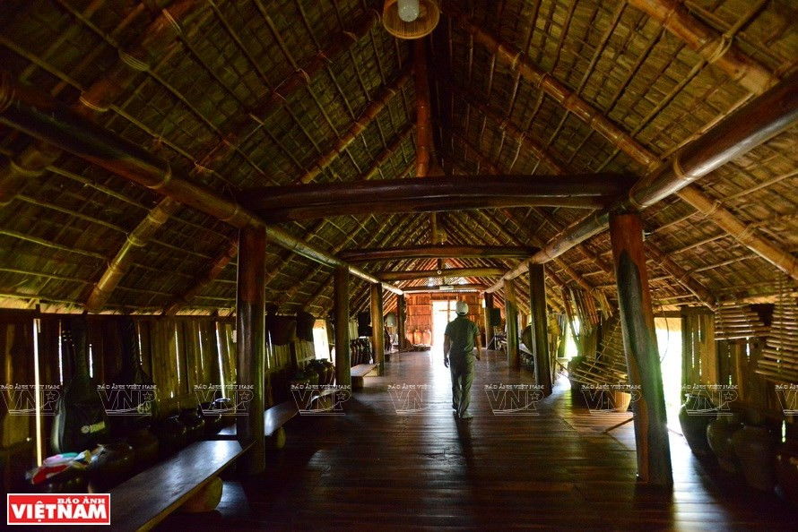 Techo de madera con forma de bóveda es la característica típica dentro de la casa (Foto: VNA)