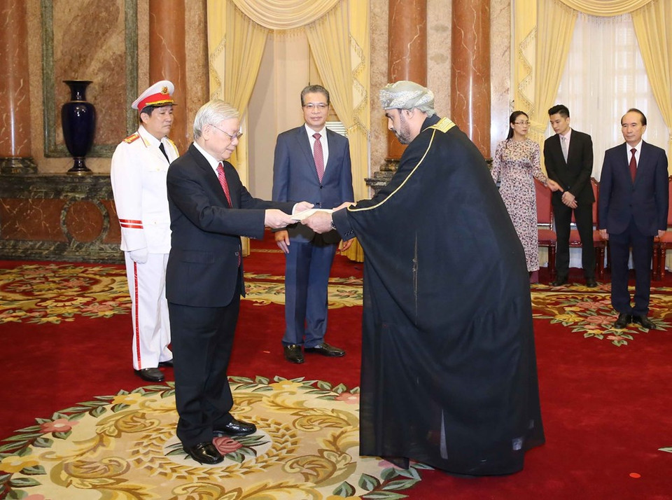 El Secretario General del Partido Comunista y Presidente Nguyen Phu Trong recibió al nuevo embajador de Omán, Saleh Mohamed Ahmed Al Saqri (Foto: VNA)