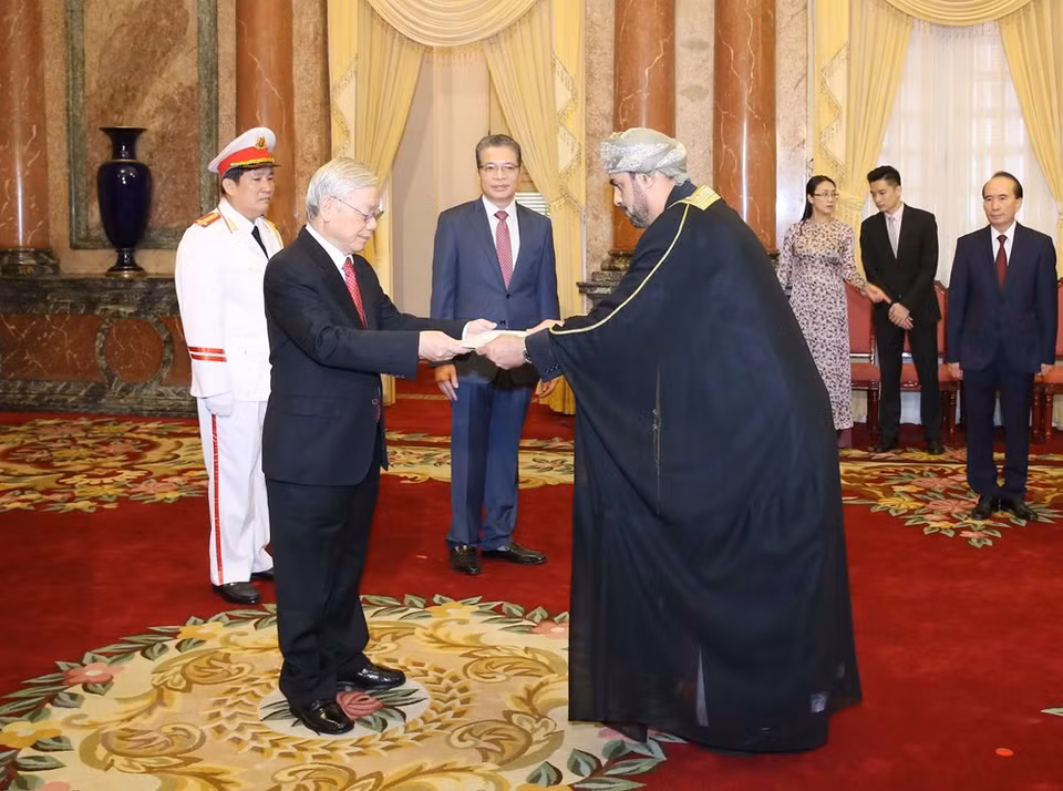 El Secretario General del Partido Comunista y Presidente Nguyen Phu Trong recibió al nuevo embajador de Omán, Saleh Mohamed Ahmed Al Saqri (Foto: VNA)