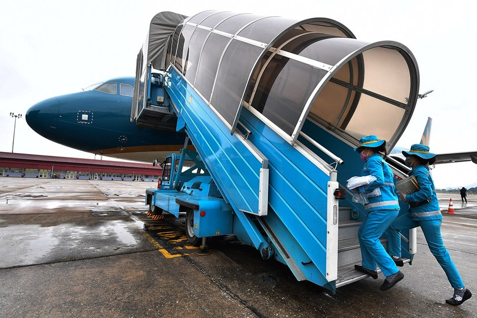 El gobierno de Vietnam ha orientado a los ministerios, entidades y provincias a prestar atención en las medidas preventivas para prevenir el contagio. En el país indochino, se ha registrado hasta el momento 10 pacientes del nuevo tipo del coronavirus. Vietnam Airlines utiliza CH2200, aprobado por Boeing para su uso en los aviones sin causar daños a la salud de pasajeros, para la desinfectación. Anteriormente, el Ministerio de Transporte de Vietnam anunció la creación de un comité directivo para la prevención del nuevo coronavirus (nCoV), con el fin de enfrentar el riesgo del contagio de la peligrosa enfermedad en este país. (Foto: Vietnam+)