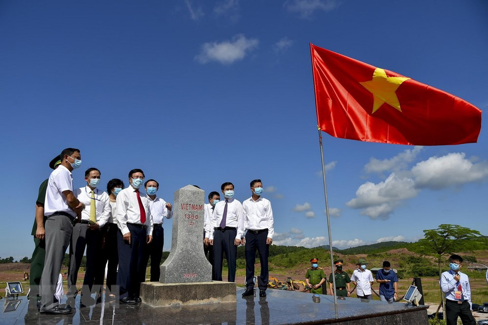 El viceprimer ministro y canciller Pham Binh Minh y el ministro de Relaciones Exteriores de China, Wang Yi, inspeccionan zona fronteriza en el hito 1366. (Foto: VNA)