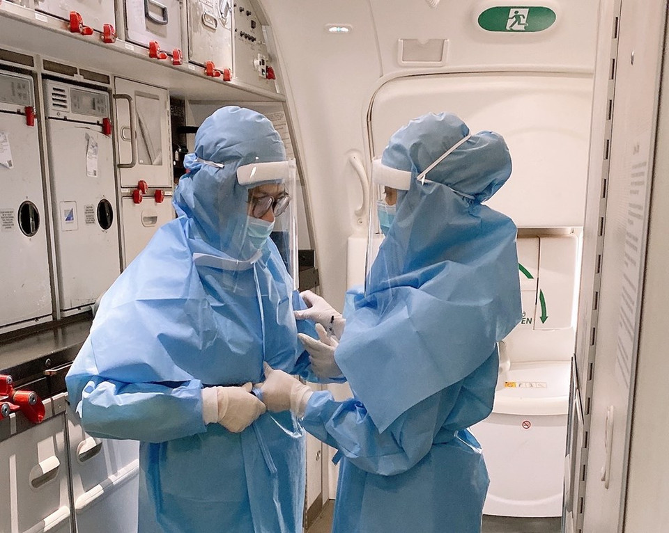 Los pilotos y los aeromozos usan ropas protectoras durante los vuelos (Foto: cortesía de Vietnam Airlines)