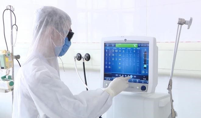 Monitorización de indicadores de salud de pacientes COVID-19 (Foto: Vietnam +)
