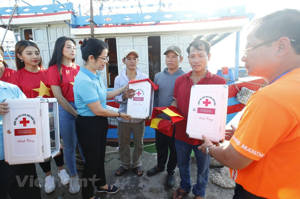 El botiquín contiene medicinas, equipo médico básico para ayudar a los pescadores durante sus viajes en el mar. (Foto: Vietnam +)