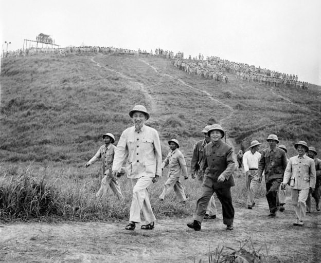 El Presidente Ho Chi Minh y el general Vo Nguyen Giap supervisaron el simulacro de regimiento ofensivo de la División 308, en Son Tay, en 1957. (Foto: archivo)