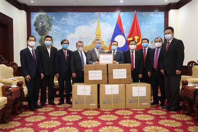 La Asociación de Vietnamitas Residentes en Tailandia entregó donaciones de mascarillas a médicos de la provincia de Udon Thani de Tailandia el 7 de abril (Foto: VNA)