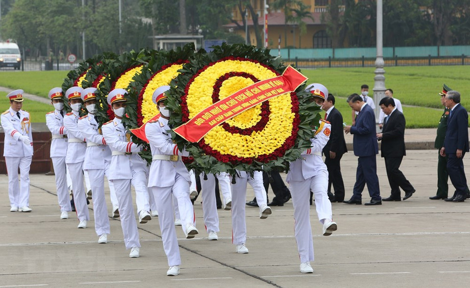 Dirigentes del Partido y Estado de Vietnam rindieron el 30 de abril un homenaje póstumo al presidente Ho Chi Minh en el Mausoleo dedicado al líder de la revolución vietnamita, con motivo del 45 aniversario del Día de la Reunificación Nacional. (Foto: VNA)