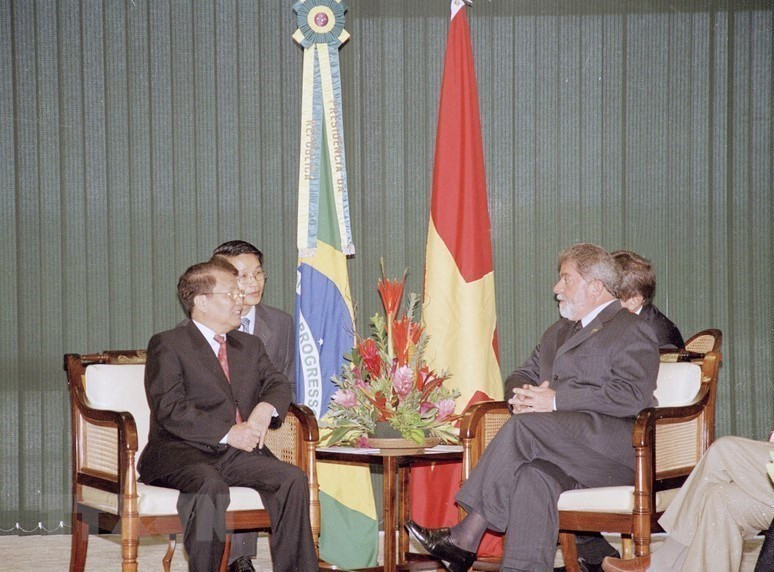 El presidente brasileño, Luiz Inácio Lula da Silva, dio la bienvenida y sostuvo conversaciones con el presidente Tran Duc Luong durante una visita oficial a Brasil del 16 al 17 de noviembre de 2004. (Foto: VNA)