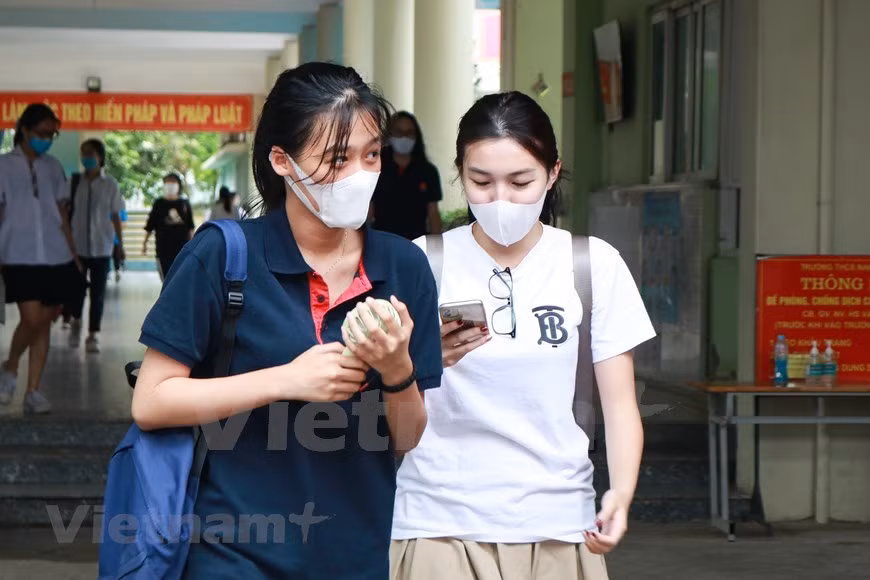 Los padres también están felices a pesar de que las pruebas pasaron durante el tiempo de la pandemia (Foto: Vietnam +)
