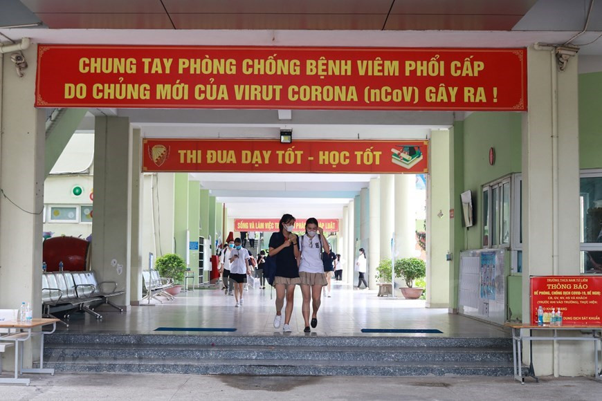  La mayoría de los alumnos dijeron que las pruebas no fueron demasiado difíciles y se basaron en lo que los estudiantes aprendieron en sus libros de texto de la escuela secundaria (Foto: Vietnam +)