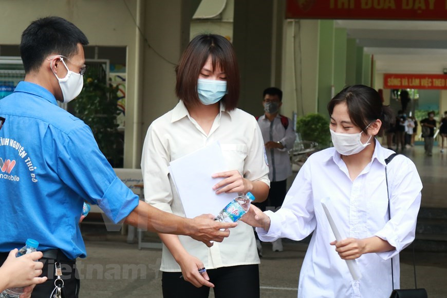 Unos 867 mil estudiantes de secundaria terminaron el 10 de agosto por la tarde las pruebas de examen de bachillerato del año académico 2019-2020 en medio de la pandemia de COVID-19 (Foto: Vietnam +)