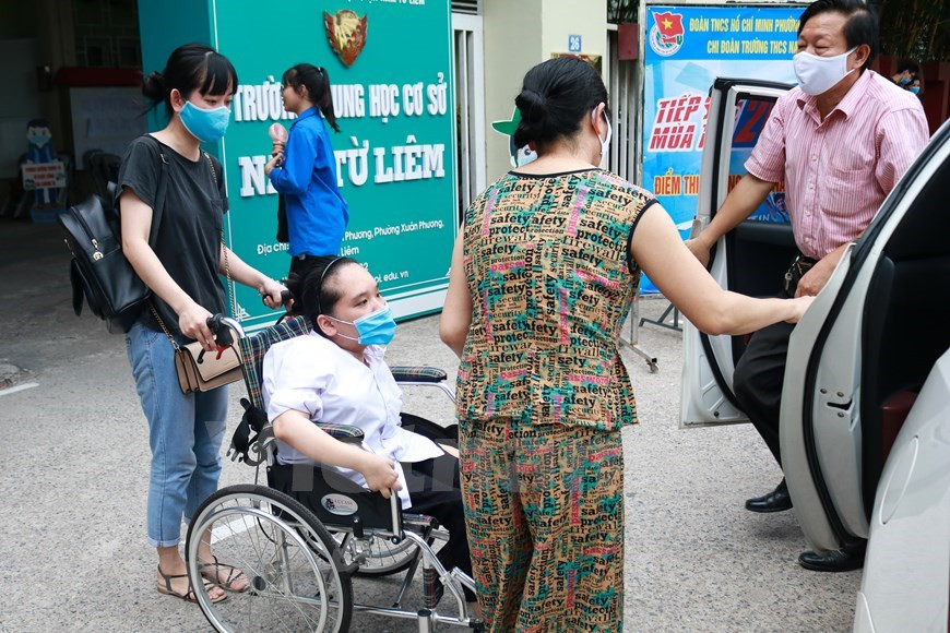 Alumna discapacitada termina el examen de bachillerato (Foto: Vietnam +)