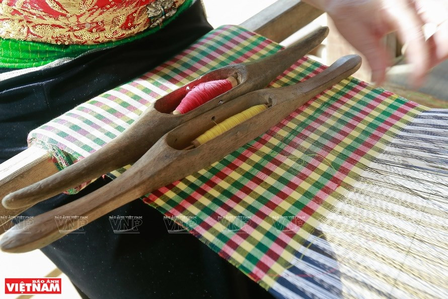 Lo Thi Tom, una mujer local, sabe tejer brocados desde los nueve años (Foto: VNA)