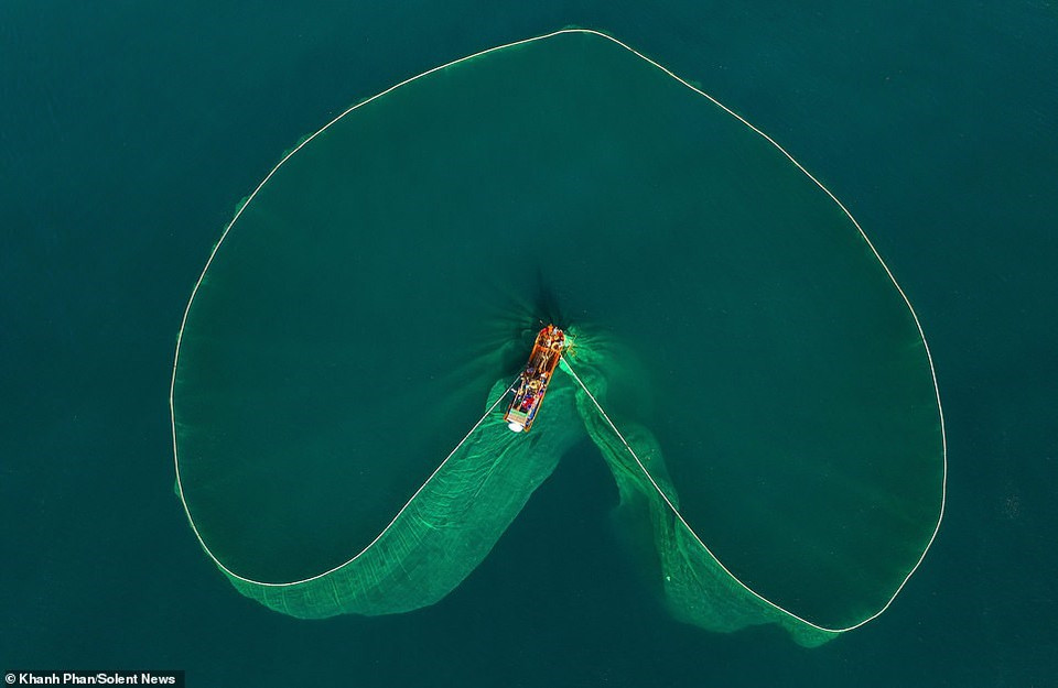 Los barcos de pesca parecen pequeños en comparación con las redes arrojadas en medio del océano. (Foto: DailyMail)