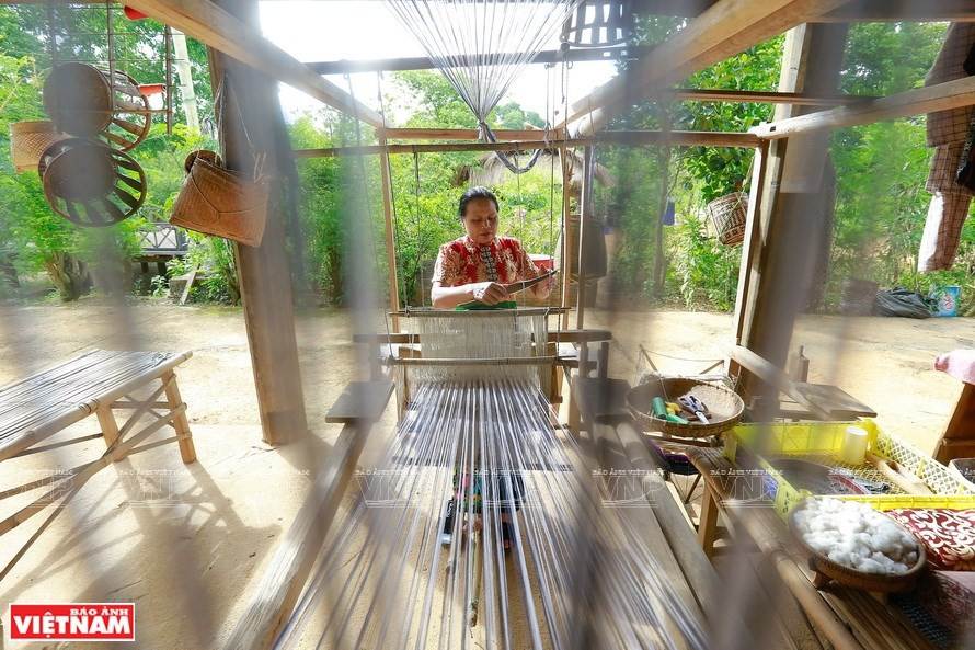 Telares de la etnia Thai son de madera y generalmente son grandes (Foto: VNA)