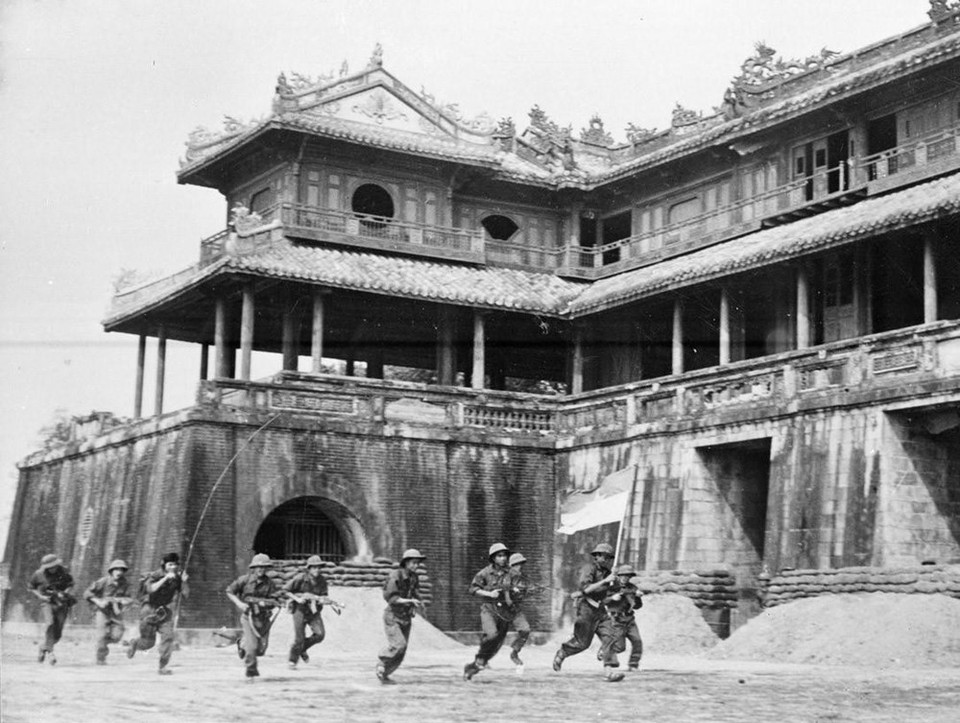 Las tropas del Ejército de Liberación entraron por la puerta Ngo Mon (Hue) el 26 de marzo de 1975 durante la campaña Hue-Da Nang. Thua Thien-Hue fue completamente liberado. (Foto: VNA)