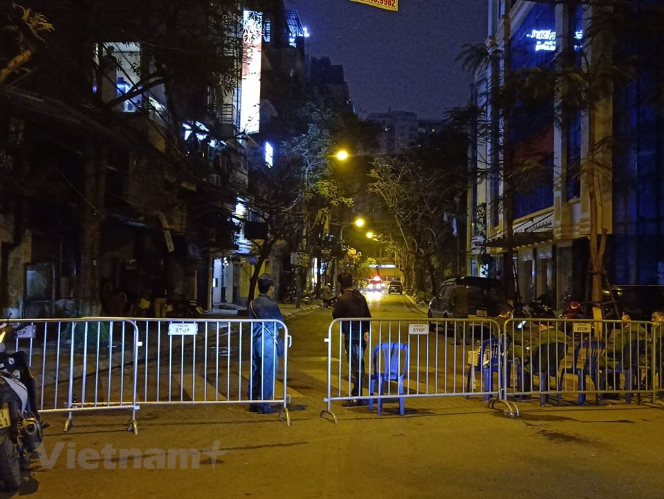 Se pusieron puestos del control de la enfermedad COVID-19 en la zona (Foto: Vietnam+)