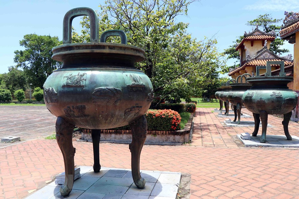 Los pebeteros son objeto similar al incensario, usado para quemar el incienso, en las ceremonias. (Foto: VNA)