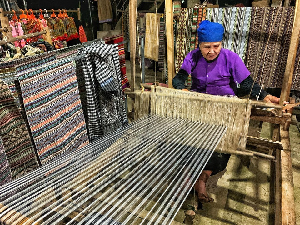 Artesana Ha Thi Tinh,71 años, con sus productos de brocados (Foto: Vietnam+)