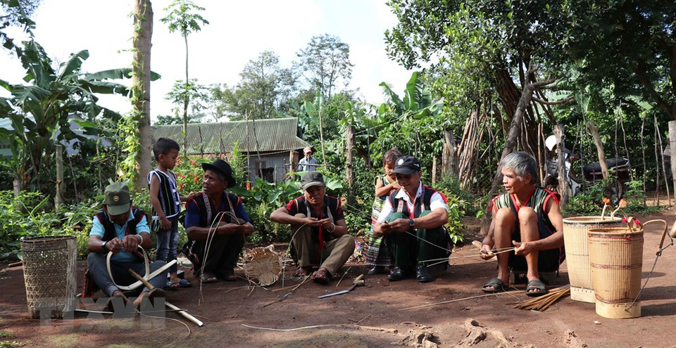 Los hombres del pueblo deben saber tejer. (Foto: VNA)