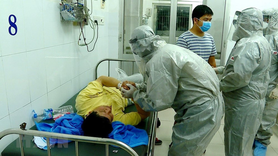 Los médicos del Hospital Da Nang, en el centro de Vietnam, usan ropa protectora antes de ingresar al área de cuarentena donde se encuentran los casos con riesgo de infectar por nCoV. (Foto: VNA)