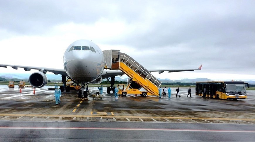 El vuelo OZ7747 de Asiana Airlines con unos 240 especialistas extranjeros llega al Aeropuerto Internacional Van Don, en la provincia de Quang Ninh, el 23 de abril. (Foto: VNA) 