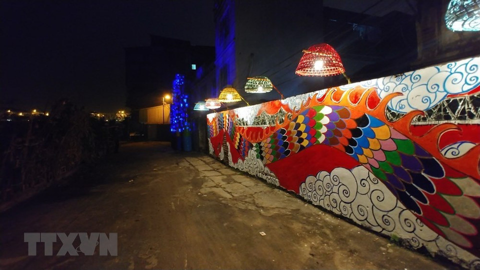 Espacio comunal arte callejero en el barrio Phuc Tan en la noche. (Foto: VNA)