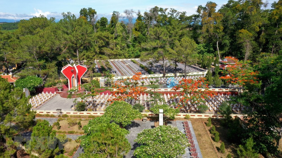 Este es el lugar de descanso de 10.333 mártires que lucharon y cayeron heroicamente durante la guerra contra la invasión norteamericana (Foto: VNA)