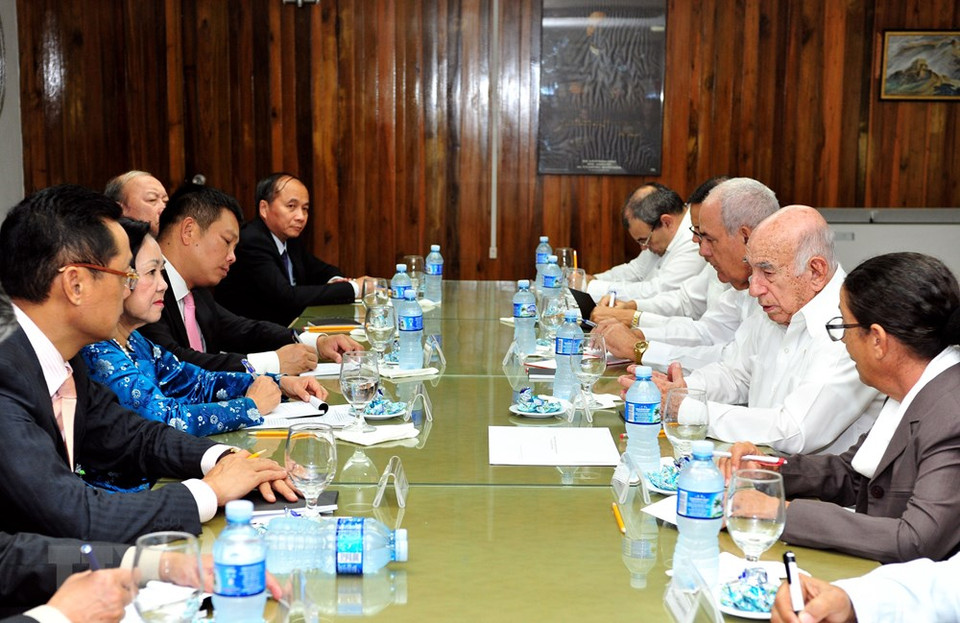 El segundo Secretario del Partido Comunista de Cuba, José Ramón Machado Ventura, sostuvo una conversación con la delegación del PCV. (Foto: VNA)