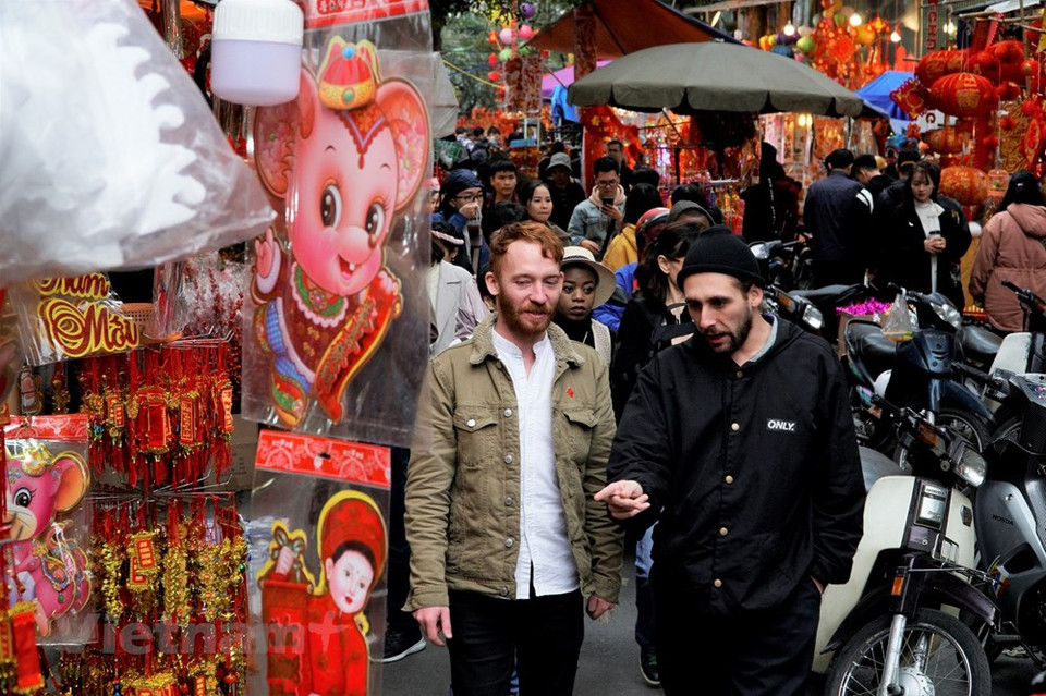 Cerca de las fiestas del Año Nuevo Lunar, llamado por los vietnamitas el Tet, la calle Hang Ma se llena de gente que hacen las compras de productos de decoraciones. Tanto vietnamitas como visitantes extranjeros disfrutan del ambiente festivo. (Foto: Vietnam +)