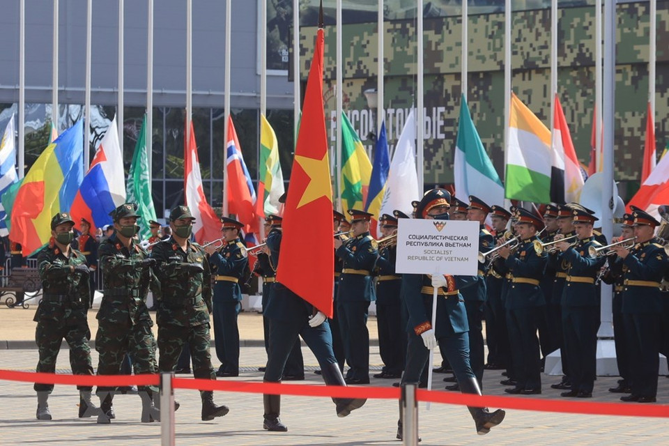 El equipo vietnamita de tanques de biatlón desfiló en la ceremonia de apertura de Army Games. (Foto: VNA)