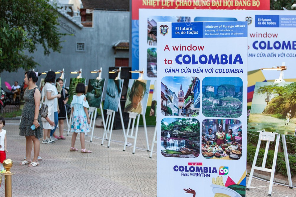 La exposición se efectuó en ocasión del 210 aniversario de la Fiesta Nacional de Colombia (Foto: VNA)