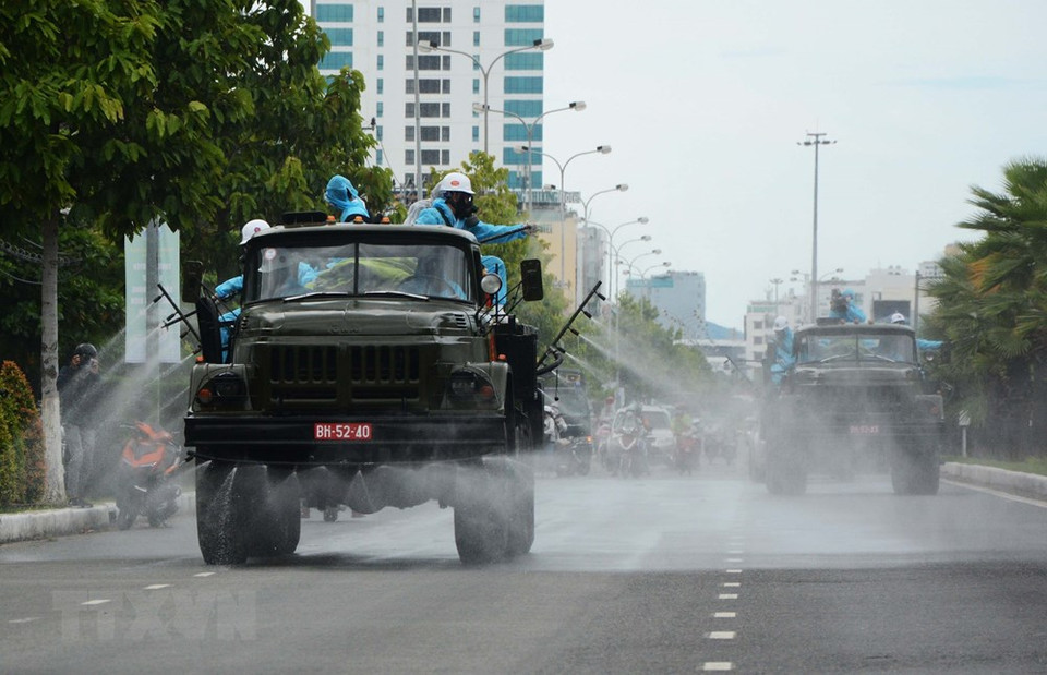  Vehículos especializados realizan fumigaciones químicas en calles de Son Tra. (Foto: VNA)