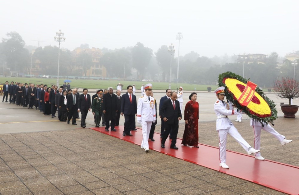 Delegación de dirigentes del Partido y Estado visita hoy al mausoleo del Presidente Ho Chi Minh para rendir homenaje póstumo por el 90 aniversario de la fundación del Partido Comunista de Vietnam (3 de febrero de 1930). (Foto: VNA)