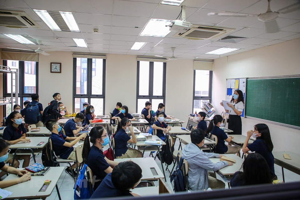 Durante el primer período del lunes por la mañana (4 de mayo), los maestros informaron a los estudiantes sobre medidas preventivas a COVID-19. Al mismo tiempo, se supervisarán regularmente la salud de los estudiantes en la escuela. (Foto: Minh Son / Vietnam +)