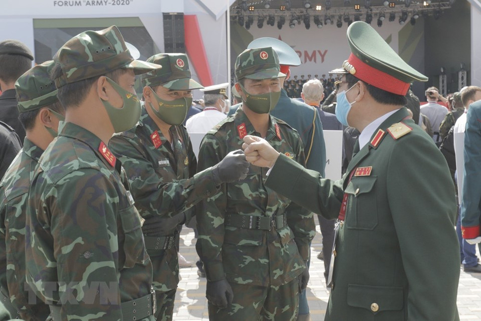 Representantes del Ministerio de Defensa de Vietnam saludan a los oficiales y soldados que participan en Army Games, en Moscú 2020 (Foto: VNA).