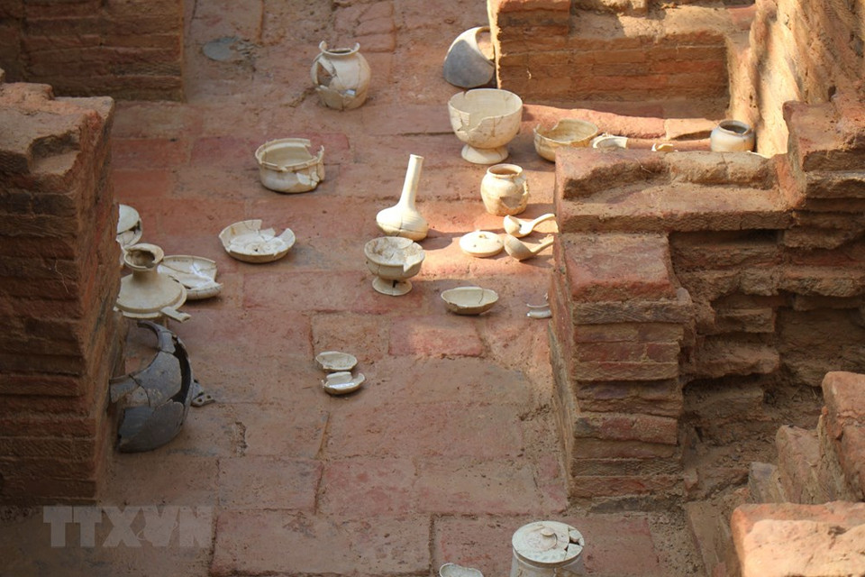 Objetos funerarios como cerámica, vidriado y terracota encontrados en la antigua tumba de ladrillo, en la comuna de Gia Thuy, distrito de Nho Quan, provincia de Ninh Binh. (Foto: VNA)