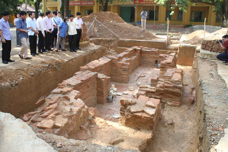 Arqueólogos y científicos visitan el campo de la antigua tumba de ladrillo, en comuna de Gia Thuy, distrito de Nho Quan, provincia de Ninh Binh. (Foto: VNA)