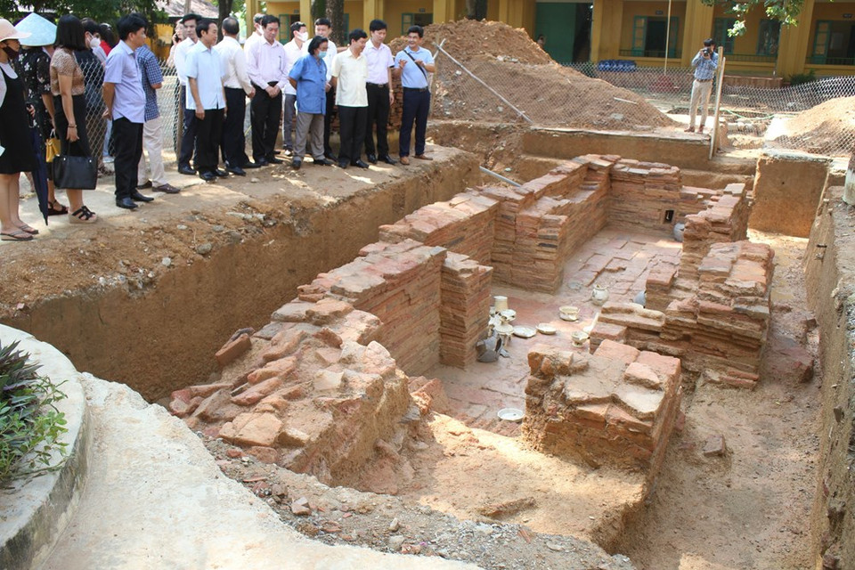 Arqueólogos y científicos visitan el campo de la antigua tumba de ladrillo, en comuna de Gia Thuy, distrito de Nho Quan, provincia de Ninh Binh. (Foto: VNA)