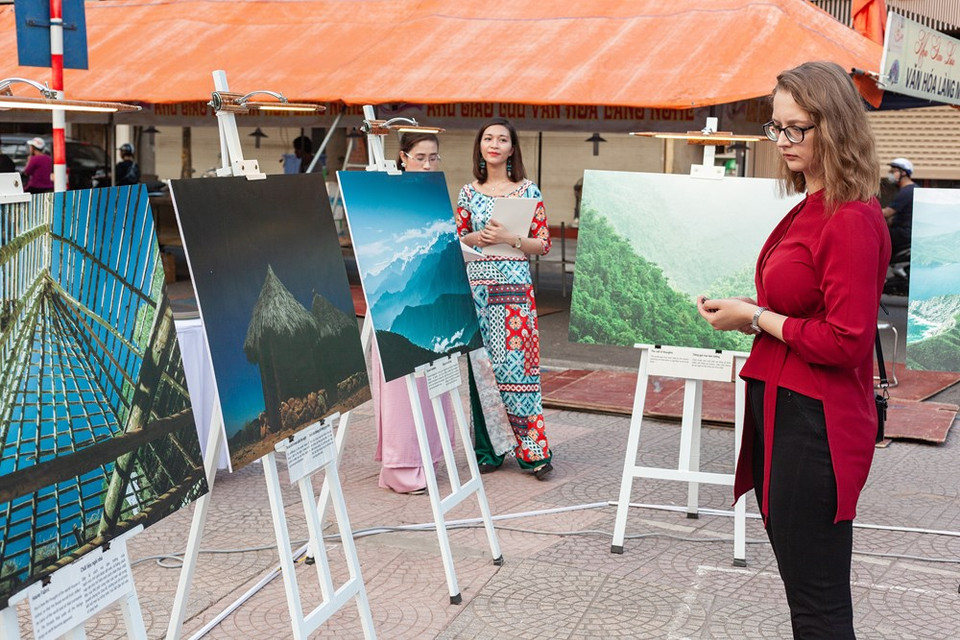 Además de contemplar la belleza de la Sierra Nevada de Santa Marta, los asistentes a la exposición también tuvieron la oportunidad de disfrutar de las danzas folclóricas de artistas colombianos (Foto: VNA)