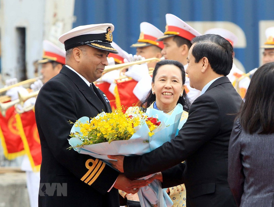 El vicepresidente del Comité Popular de Hai Phong, Nguyen Van Thanh, dio la bienvenida al capitán Cecil Ladislaus. (Foto: VNA)