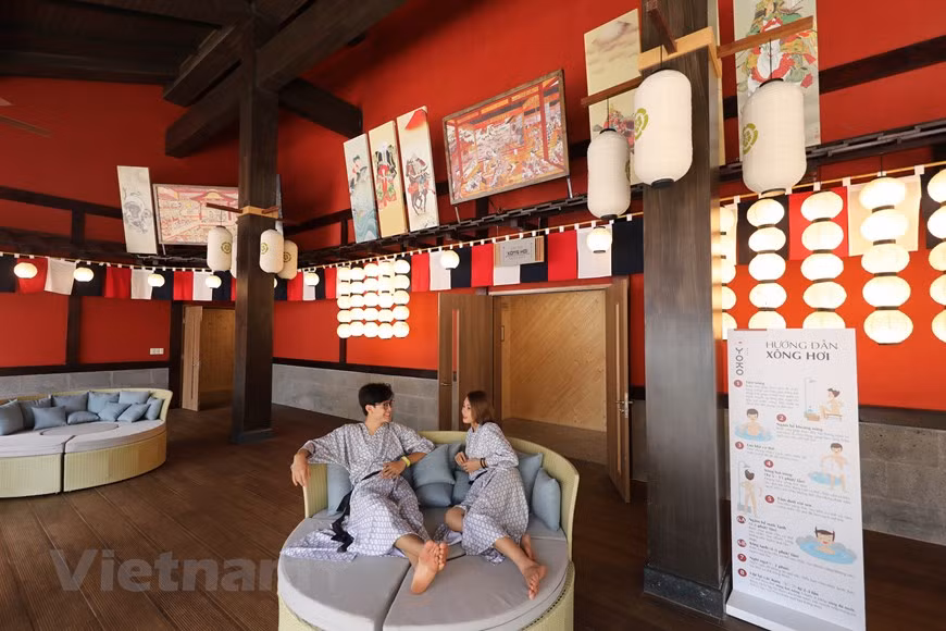 Las villas de madera presentan una arquitectura tradicional japonesa conectada por el espacioso corredor de Engaña, con vistas a las montañas y los exuberantes jardines. Al intervenir en la ceremonia de apertura, el presidente de Sun Group, Dang Minh Truong, expresó su esperanza de que esto se convierta en una nueva atracción para el turismo de Cam Pha, Quang Ninh. Los líderes de Sun Group también revelaron que en la segunda fase, el proyecto será expandiéndose, con nuevos servicios especializados para la rehabilitación de la salud. Añadieron que se construirá aquí un hospital de rehabilitación general de acuerdo con los estándares japoneses. (Foto: Vietnam+)