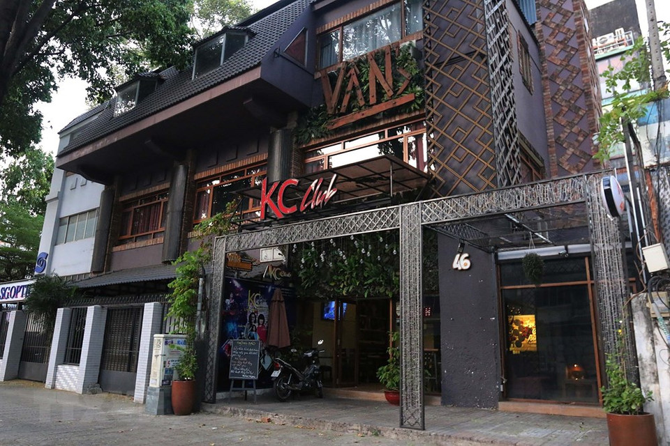 Muchos bares y cervecerías en la calle peatonal de Pham Ngoc Thach, en el distrito 1, están cerrados. (Foto: VNA)