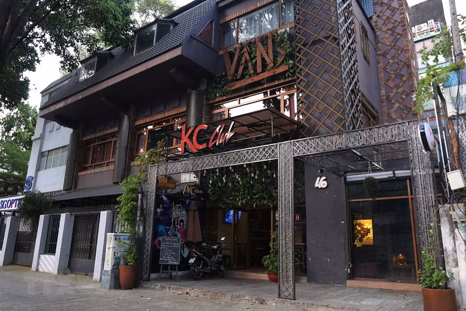 Muchos bares y cervecerías en la calle peatonal de Pham Ngoc Thach, en el distrito 1, están cerrados. (Foto: VNA)